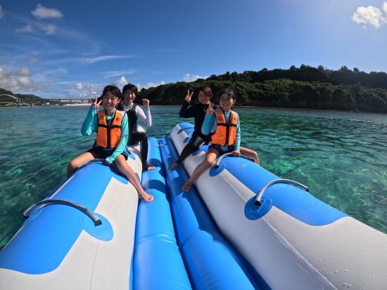 【瀬底島開催】ウミガメの棲む瀬底島の海で開催！人気のバナナボートシュノーケリングにマリンスポーツがセット！＜4月～10月／瀬底島＞byオーシャンスタイル