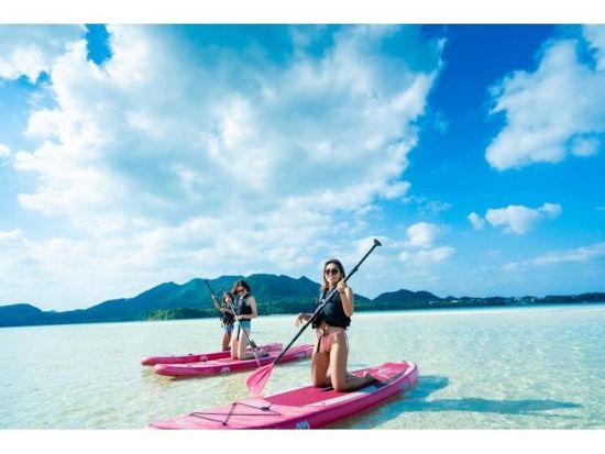 川平湾SUP 真っ白な砂浜と“カビラブルー”を堪能◎GoPro貸出＆写真付き ANAグループ機内誌「翼の王国」掲載＜約2時間／現地集合おすすめ／石垣島＞