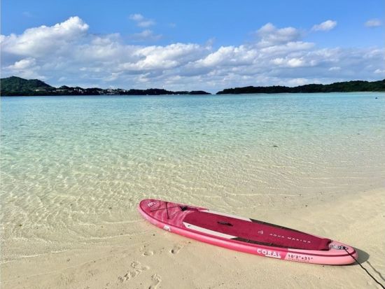 川平湾SUP 真っ白な砂浜と“カビラブルー”を堪能◎GoPro貸出＆写真付き ANAグループ機内誌「翼の王国」掲載＜約2時間／現地集合おすすめ／石垣島＞