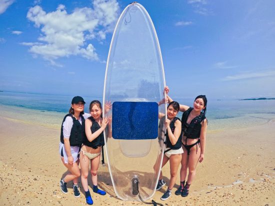 クリアSUP 透明のボードでサンゴ礁やお魚が見える♪初めてでも安心の少人数制★最新の高性能カメラ撮影<約1.5時間／恩納村>