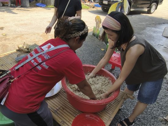 象乗り体験半日ツアー　水浴び＋餌やりなど象との触れ合いを楽しむ　子供連れにおすすめ！象に乗らないお散歩プランあり＜月・水・土／午前／昼食付プランあり／日本語＞