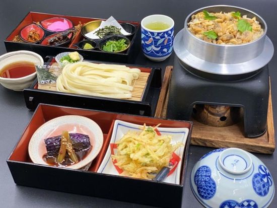 名古屋発日帰りバスツアー マスクメロン2玉狩り＋2玉お土産♪あさり釜めし昼食＋ちくわの名店＋形原漁港でお買い物＜6～8月／名古屋発着＞