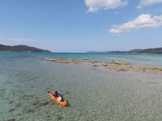 奄美大島【クリアカヤック】奄美ブルーを海上散歩で満喫！海面に浮かびながら海の中を覗いてみよう！ドローン撮影無料　お一人様も可能 by 奄美シーランド
