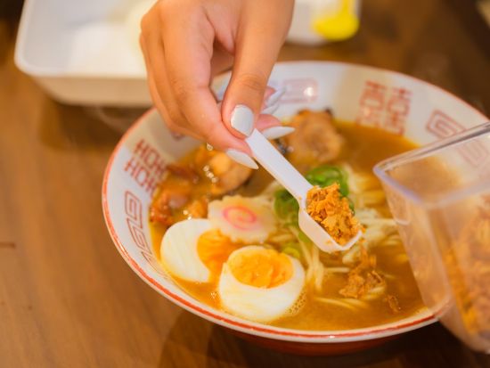 【英語対応可】東京発箱根富士山日帰りバスツアー　箱根海賊船乗船・忍野八海・天空の鳥居＆絶景神社新倉富士浅間神社＆ラーメン体験＆試食付＜1名催行／通年／新宿発＞