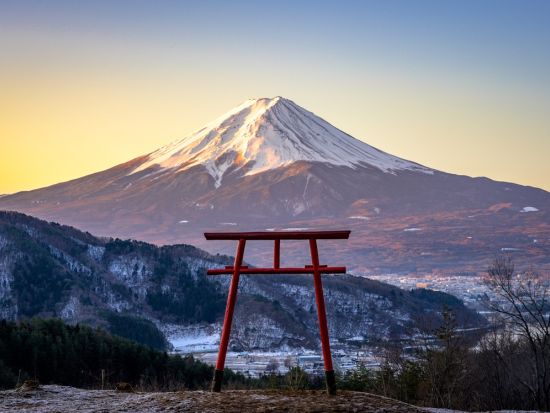 【英語対応可】東京発箱根富士山日帰りバスツアー　箱根海賊船乗船・忍野八海・天空の鳥居＆絶景神社新倉富士浅間神社＆ラーメン体験＆試食付＜1名催行／通年／新宿発＞