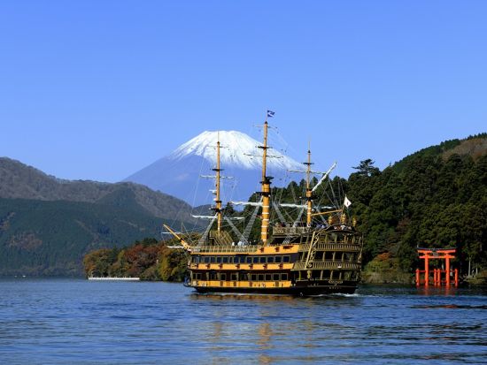 【英語対応可】東京発箱根富士山日帰りバスツアー　箱根海賊船乗船・忍野八海・天空の鳥居＆絶景神社新倉富士浅間神社＆ラーメン体験＆試食付＜1名催行／通年／新宿発＞