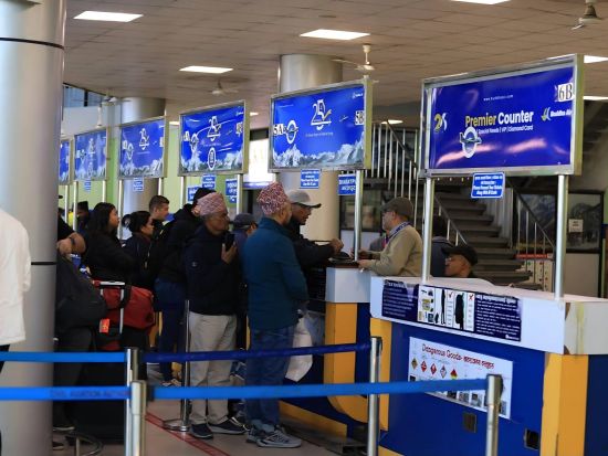 【カトマンズ発】エベレスト遊覧飛行＋世界遺産半日観光｜日本語ガイド同行＆専用車送迎付き