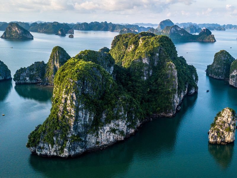Vietnam_Ha Long Bay_shutterstock_733269250