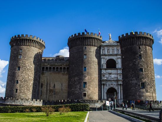 Italy_Naples_Castel_Nuovo_shutterstock_1007108206