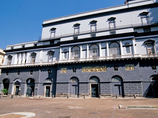 Teatro di San Carlo_Napoli_pixta_1715121_M