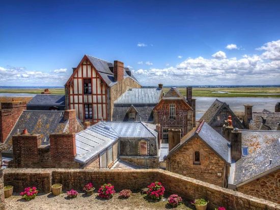paris_trip-to-mont-saint-michel_village-min