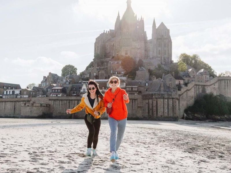 paris_trip-to-mont-saint-michel_girls-running-min