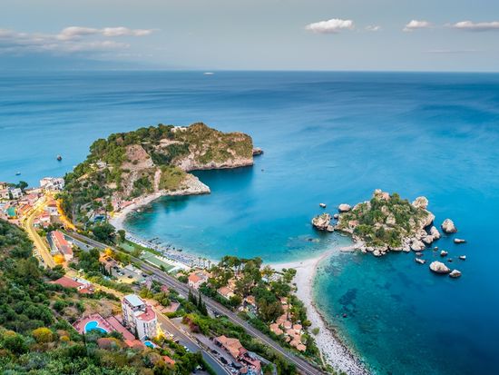 Italy_Sicily_taormina_shutterstock_525069313 (1)