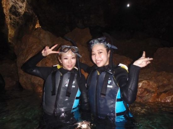 青の洞窟シュノーケリング ボートで楽々アクセス！初心者・お子様連れも安心の貸切ガイドツアー＜2時間／写真＆動画プレゼント／恩納村＞