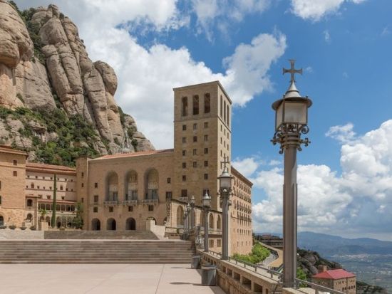 モンセラット 半日観光ツアー　たっぷりフリータイム　平日は少年聖歌隊のコーラス鑑賞も！＜混載／午前／日本語ガイド／バルセロナ発＞