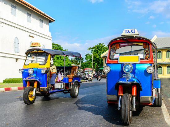 Thailand_Bangkok_Tuk tuk_shutterstock_305569691