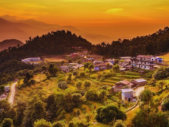 【カトマンズ発・2泊3日ツアー】ポカラ近郊トレッキングツアー＜国内線航空券込／日本語ガイド同行／食事付＞