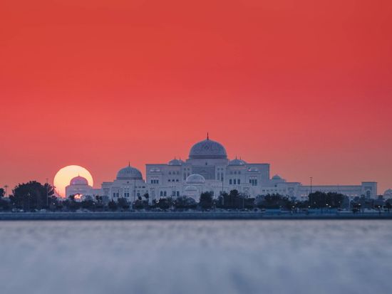 アブダビ サンセット・クルーズ　街の景色を海上から観光できるシーサファリ・ボートクルーズ