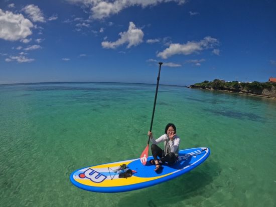 【貸切】シークレットビーチSUP＆スノーケリングツアー 完全貸切でプライベート時間を満喫！ 丁寧なレクチャーで初めての方も安心＜半日／写真サービス付き／読谷村＞