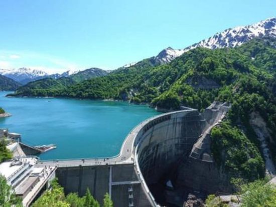 圧巻の雪壁！20m級の雪壁を歩く 雪の大谷＋世界遺産・白川郷と小京都・飛騨高山 立山黒部アルペンルートの絶景旅2日間＜1泊2日／名古屋発着＞