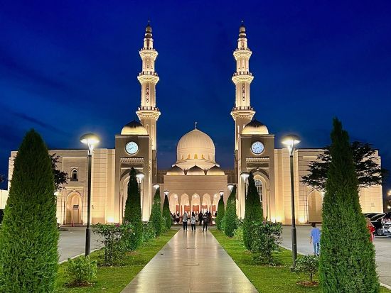 【空港送迎】クアラルンプール市内 ⇒ クアラルンプール国際空港　白のモスク立ち寄り付き ＜貸切／英語ドライバー＞