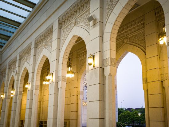 【空港送迎】クアラルンプール市内 ⇒ クアラルンプール国際空港　白のモスク立ち寄り付き ＜貸切／英語ドライバー＞