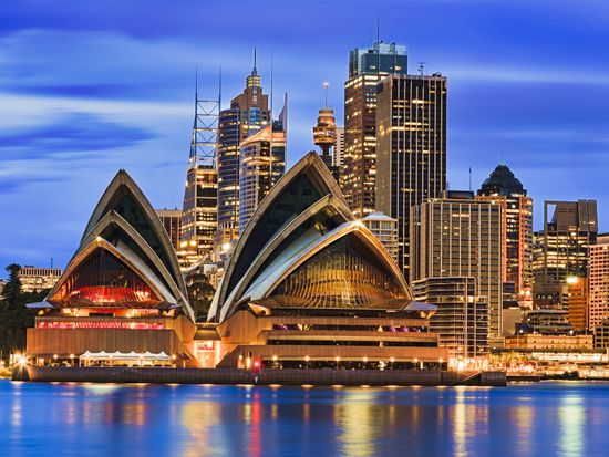 Australia_Sydney_waterfront_cityline_shutterstock_523437463