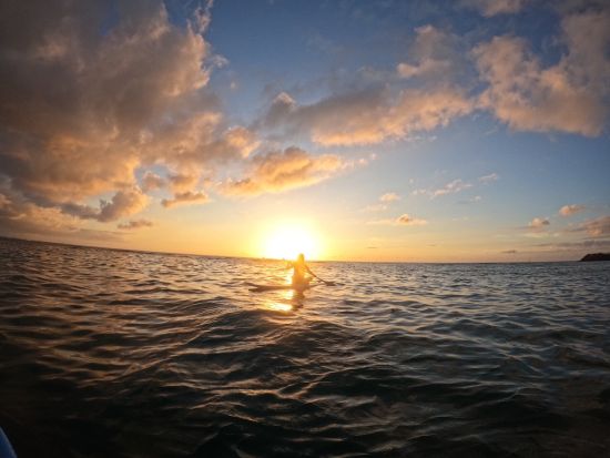 【貸切】サンセットSUPツアー 沖縄の美しい夕陽をSUPで眺める贅沢な体験 完全貸切でプライベートな時間を満喫！＜3時間／写真サービス付き／中部嘉手納町＞