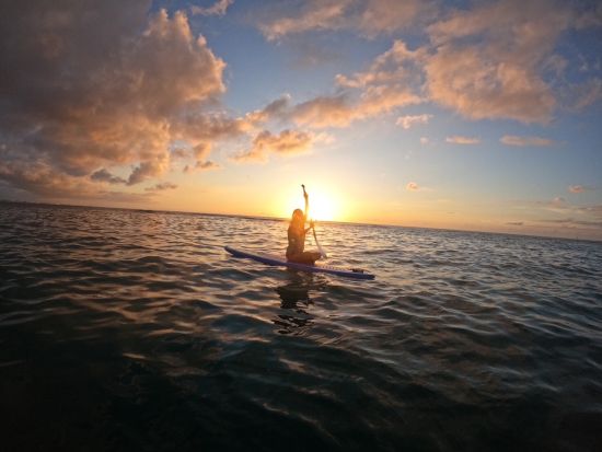 【貸切】サンセットSUPツアー 沖縄の美しい夕陽をSUPで眺める贅沢な体験 完全貸切でプライベートな時間を満喫！＜3時間／写真サービス付き／中部嘉手納町＞