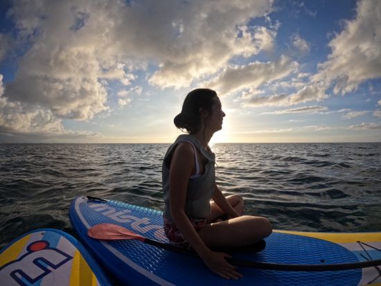 【貸切】サンセットSUPツアー 沖縄の美しい夕陽をSUPで眺める贅沢な体験 完全貸切でプライベートな時間を満喫！＜3時間／写真サービス付き／中部嘉手納町＞