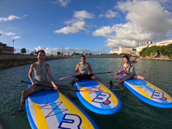 【貸切】サンセットSUPツアー 沖縄の美しい夕陽をSUPで眺める贅沢な体験 完全貸切でプライベートな時間を満喫！＜3時間／写真サービス付き／中部嘉手納町＞