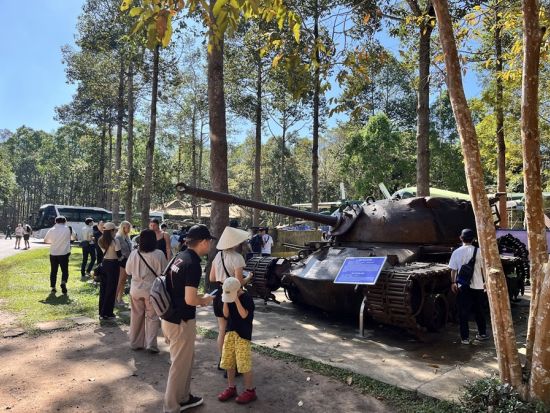 クチトンネル半日観光ツアー　250kmにおよぶ秘密の地下トンネルへ！ベトナム伝統料理が堪能できる食事付きプランあり ＜現地ガイド（日本語可）／午前または午後＞