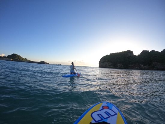 【貸切】サンライズSUPツアー 沖縄の海から昇る太陽をSUPから眺める贅沢な体験 完全貸切でプライベートな時間を満喫！＜3時間／写真サービス付き／うるま市＞