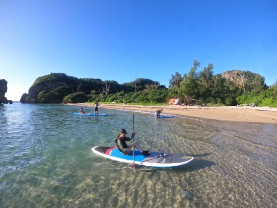 【貸切】サンライズSUPツアー 沖縄の海から昇る太陽をSUPから眺める贅沢な体験 完全貸切でプライベートな時間を満喫！＜3時間／写真サービス付き／うるま市＞