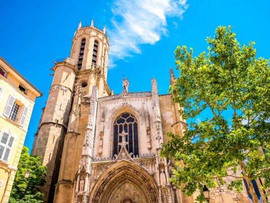 ワインとアートが融合するシャトー・ラ・コスト訪問 1日ツアー　エクス・アン・プロヴァンス散策付き＜貸切／日本語ドライバー／8時間／マルセイユ発＞