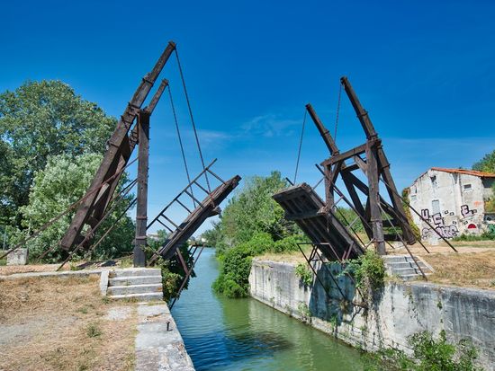 France_Arles_Langlois Bridge_AdobeStock_316853000