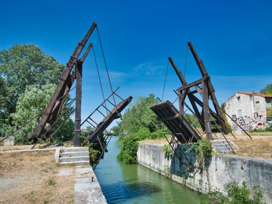 ゴッホが愛した街アルル＋世界遺産ポン・デュ・ガール＋アヴィニョンを巡る 1日観光ツアー＜貸切／日本語ドライバー／9時間／マルセイユ発＞