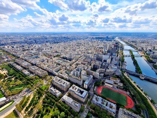 エッフェル塔入場見学ツアー　第2展望台まで階段で上る特別体験！頂上行きエレベーター付プランも ＜英語ガイド＞by City Wonders