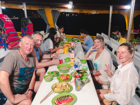 フーコック島発着 サンセット鑑賞＆夜のイカ釣りツアー＜午後／英語ガイド／夕食付き＞