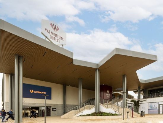 カステルロマーノ or ヴァルモントーネ アウトレットショッピングツアー　人気ブランドをお得にGET！＜貸切／英語ドライバー／ローマ発＞