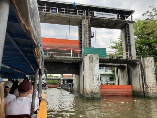 チークボートで行く チャオプラヤ川と運河クルーズ＜2時間／英語ガイド＞