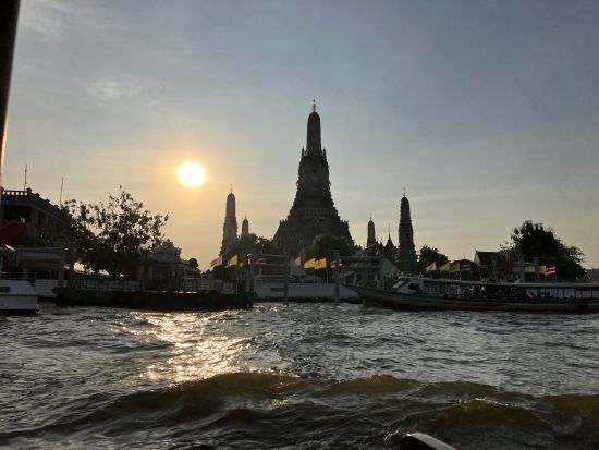 チークボートで行く チャオプラヤ川と運河クルーズ＜2時間／英語ガイド＞