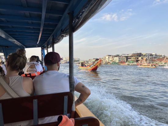 チークボートで行く チャオプラヤ川と運河クルーズ＜2時間／英語ガイド＞