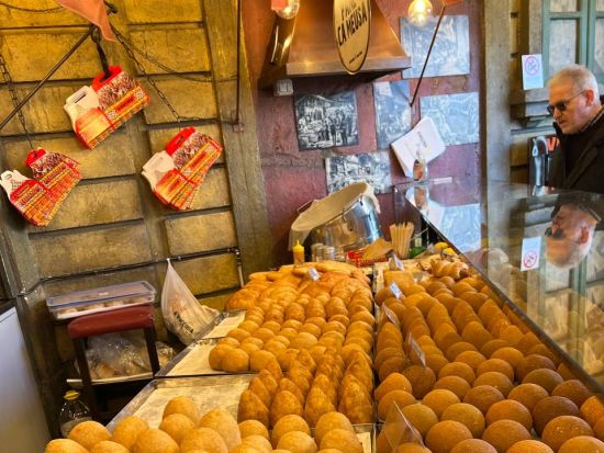 ミラノ  グルメウォーキングツアー！本場のリゾット・アランチーナ・イタリア各地のグルメを食べつくす＜ワイン試飲＆ミラノコーヒー／英語ガイド＞