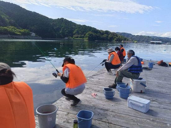ファミリー釣り体験 波静かな浦ノ内湾でイカダ釣りに挑戦！＜インストラクター付き／釣具一式貸出／須崎市＞