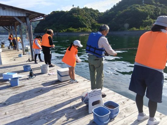 ファミリー釣り体験 波静かな浦ノ内湾でイカダ釣りに挑戦！＜インストラクター付き／釣具一式貸出／須崎市＞