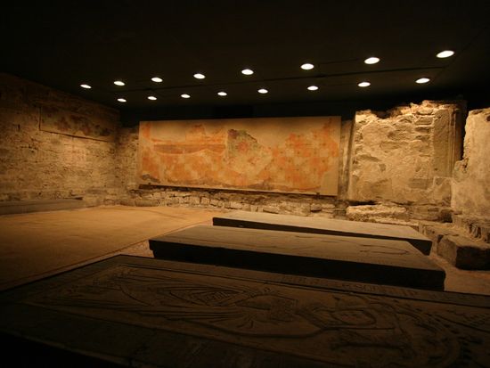 Duomocrypt-of-santa-reparata_shutterstock_59246830