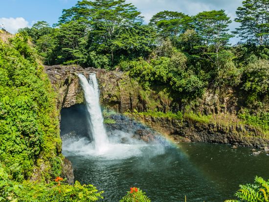 Hawaii_Big Island_Rainbow Falls_AdobeStock_279516687