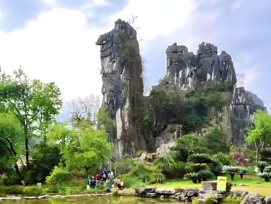 日本語対応・桂林の奇景を巡る1泊2日間～4つ星クルーズでの漓江下り・象鼻山・七星公園・蘆笛岩の魅力を堪能するプライベートツアー（宿泊付・空港送迎付）