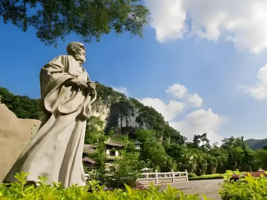 日本語対応・桂林の奇景を巡る1泊2日間～4つ星クルーズでの漓江下り・象鼻山・七星公園・蘆笛岩の魅力を堪能するプライベートツアー（宿泊付・空港送迎付）